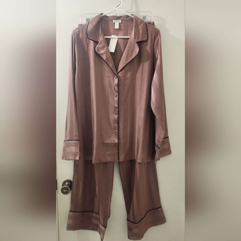 New Ambrielle Silky Brown Pajama Set, Size Large.